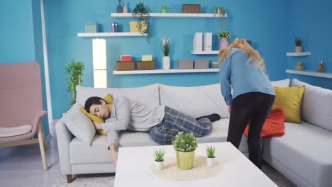소파에서 잠들어 있는 아들을 담은 어머니의 담요.