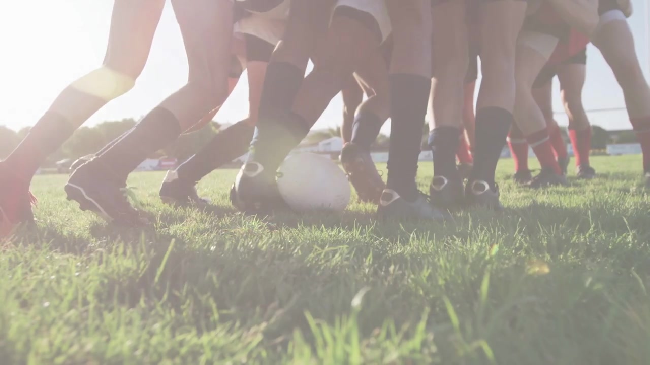 Palla che rotola liberamente, giocatori di calcio che convergono e si contendono la palla, con strisce digitali sovrapposte.