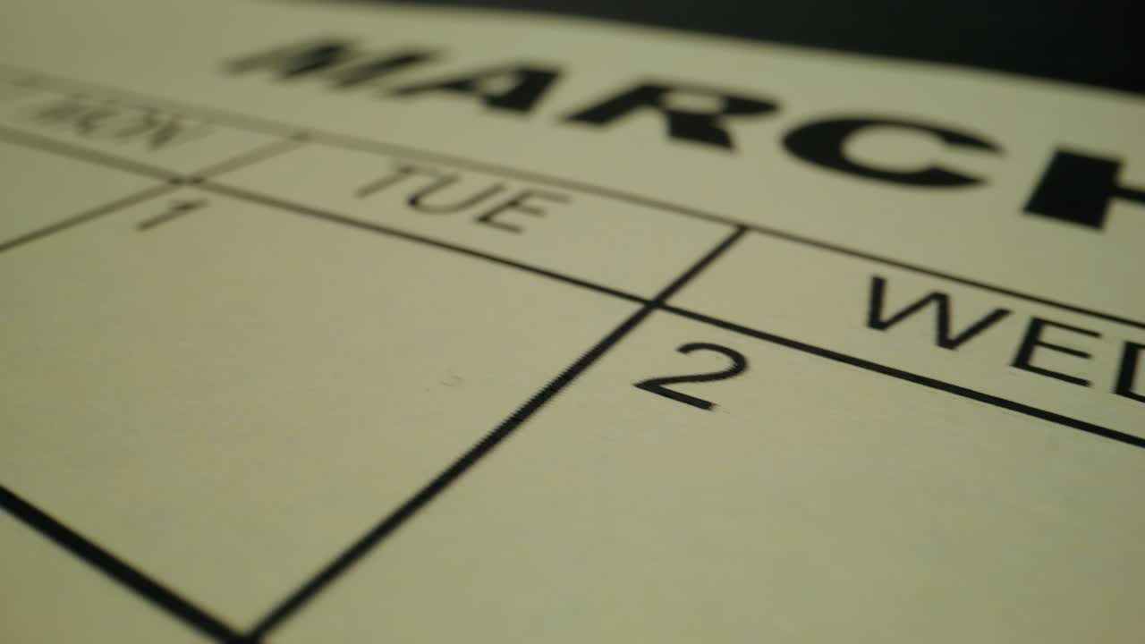 primer plano de una página del calendario para marzo