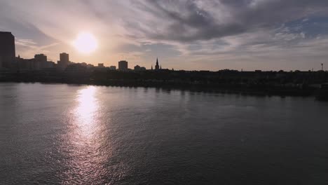 enfoque aéreo desde el río mississippi hacia el st.