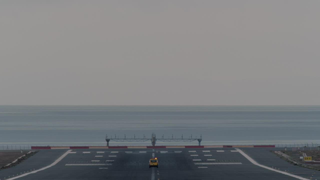 활주로의 상태를 확인합니다.