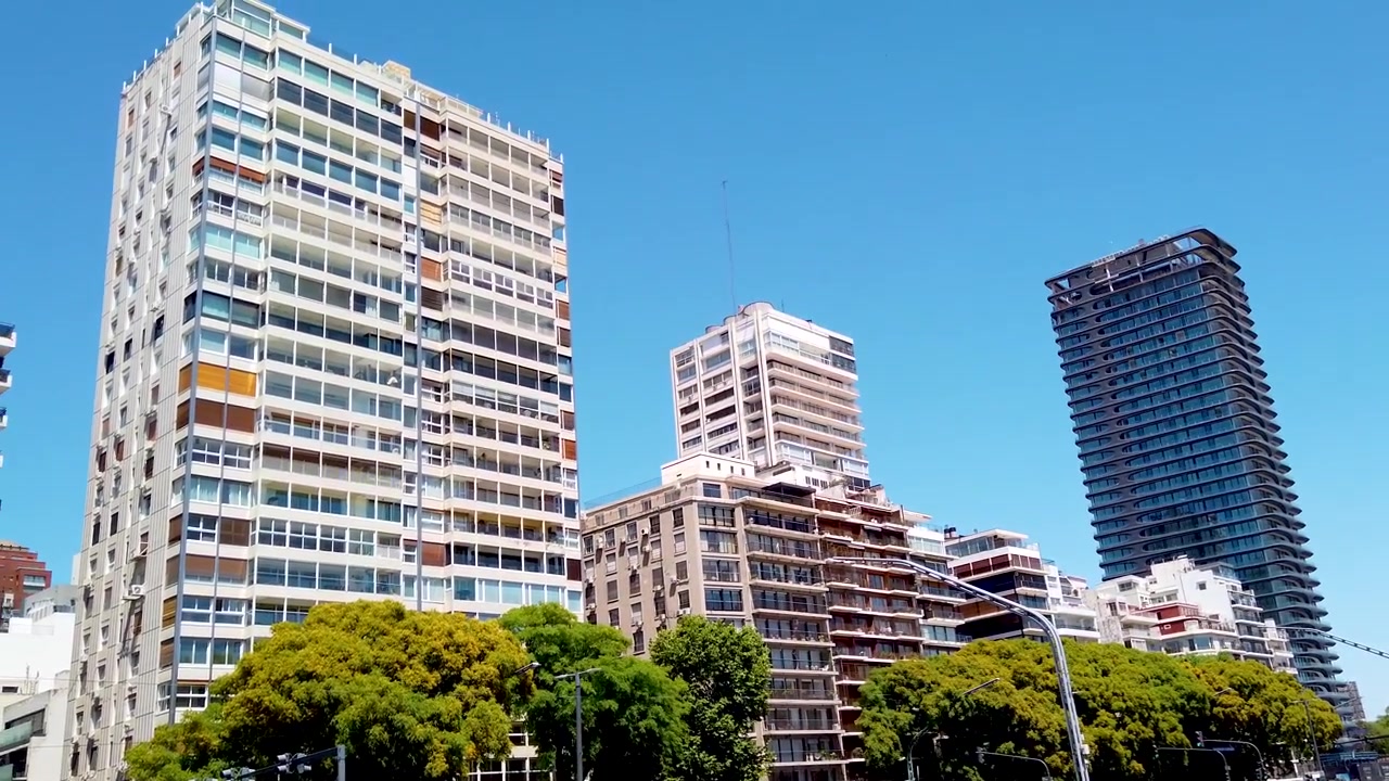Vista Panorâmica da Cidade de Buenos Aires, Argentina, Arranha-céus de Palermo no Horizonte de Primavera da Avenida Libertador