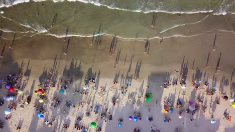 toma aérea de arriba hacia abajo de la playa bombas y sus aguas transparentes a la hora dorada