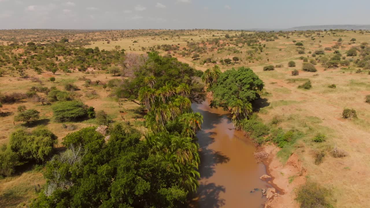 um rio que atravessa a terra samburu-maasai no quênia