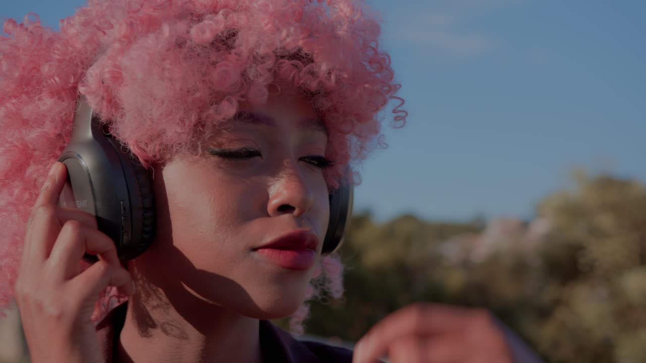 검은 아프리카 곱슬 핑크 머리 여자 여자 여자