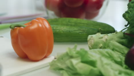 Rote-Paprika-Liegt-Auf-Schneidebrett.-Nahaufnahme-Frische-Zutaten-Für-Salat