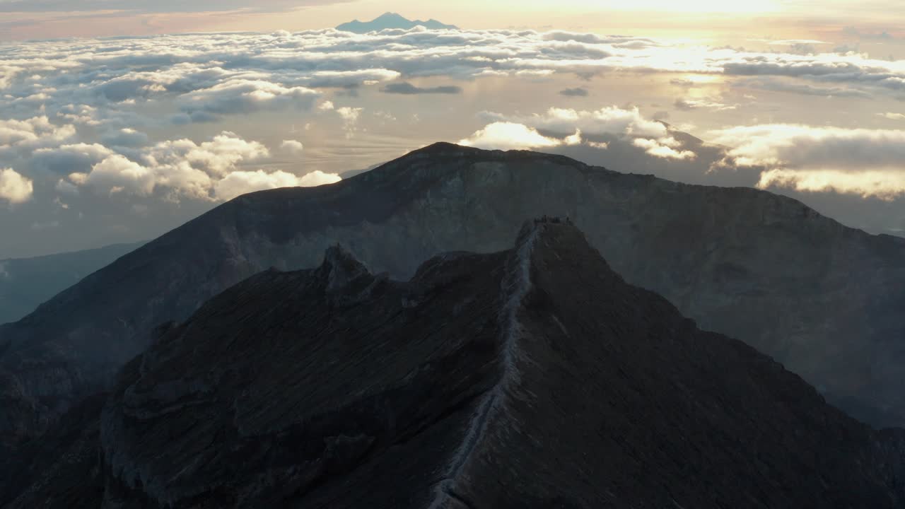Ripresa aerea con drone all'alba della cima di un vulcano con cratere. Panoramica a destra. Filmato 4k