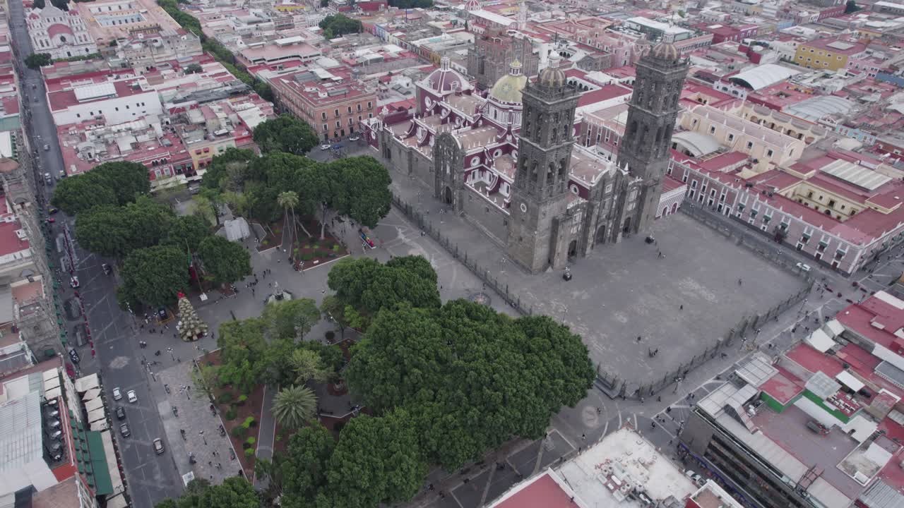 fotografía aérea estática estabilizada lateral de la catedral de puebla