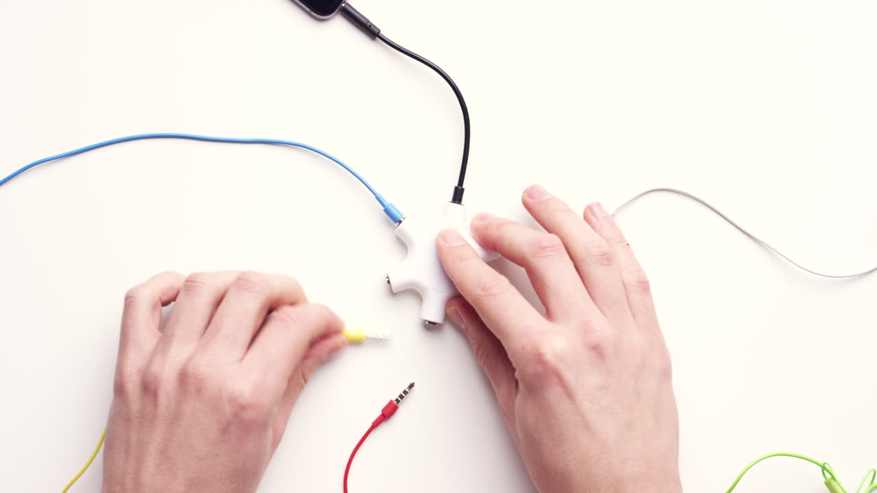 conexión de cables de audio y un dispositivo de múltiples puertos