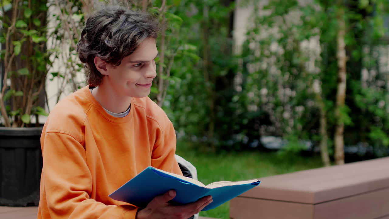 un chico caucásico en el campus de la universidad.