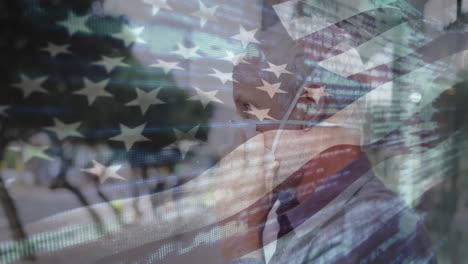 animación de la bandera de los estados unidos ondeando sobre un hombre caucásico con máscara facial en la calle de la ciudad