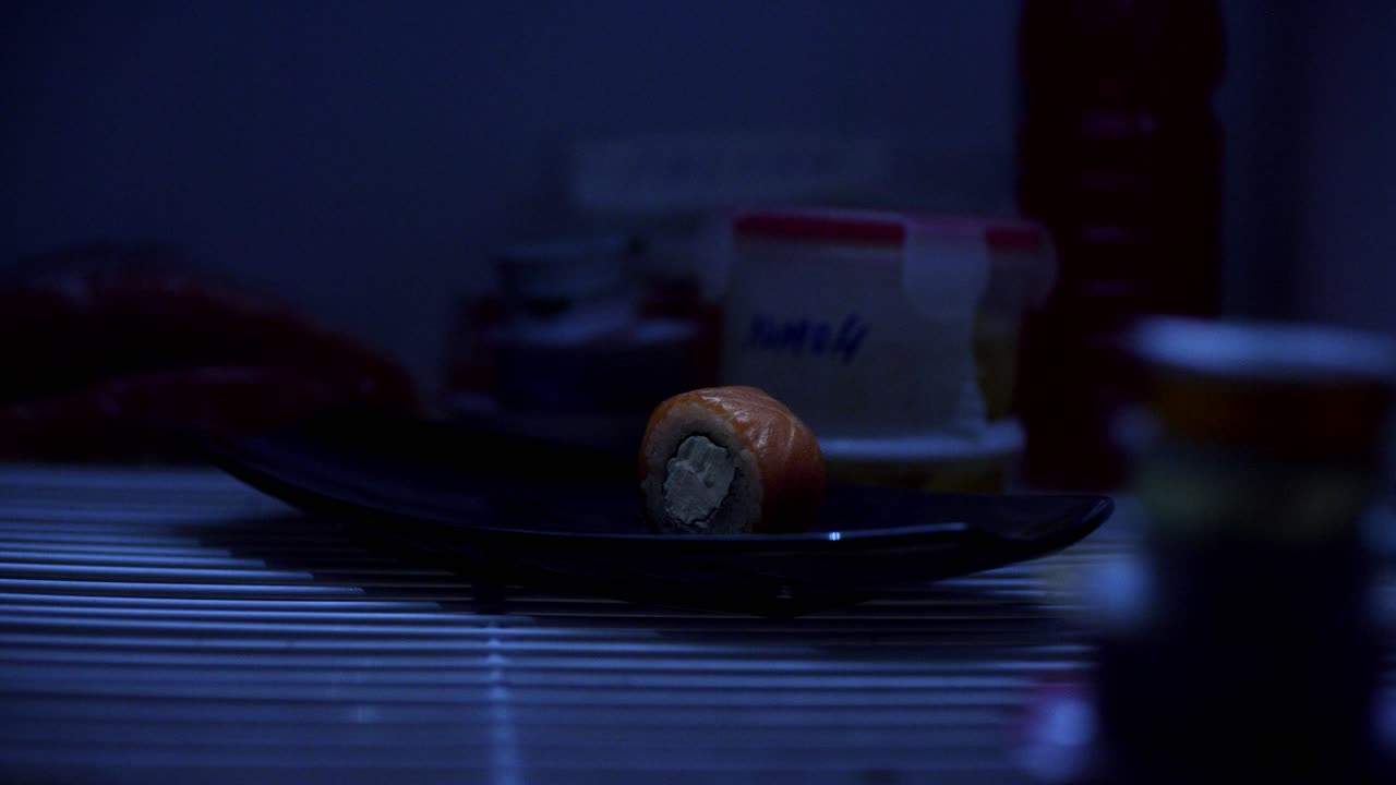 rollo de sushi en el refrigerador