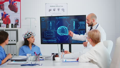 equipo de médicos analizando las funciones cerebrales utilizando alta tecnología
