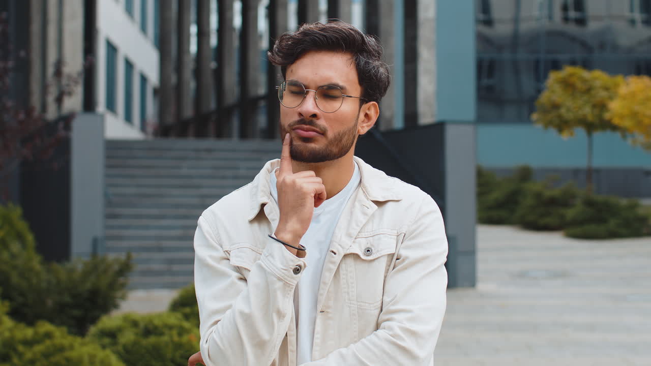 Uomo indiano sorpreso e frustrato che alza le mani chiedendo la ragione del fallimento, dimostrando incredulità