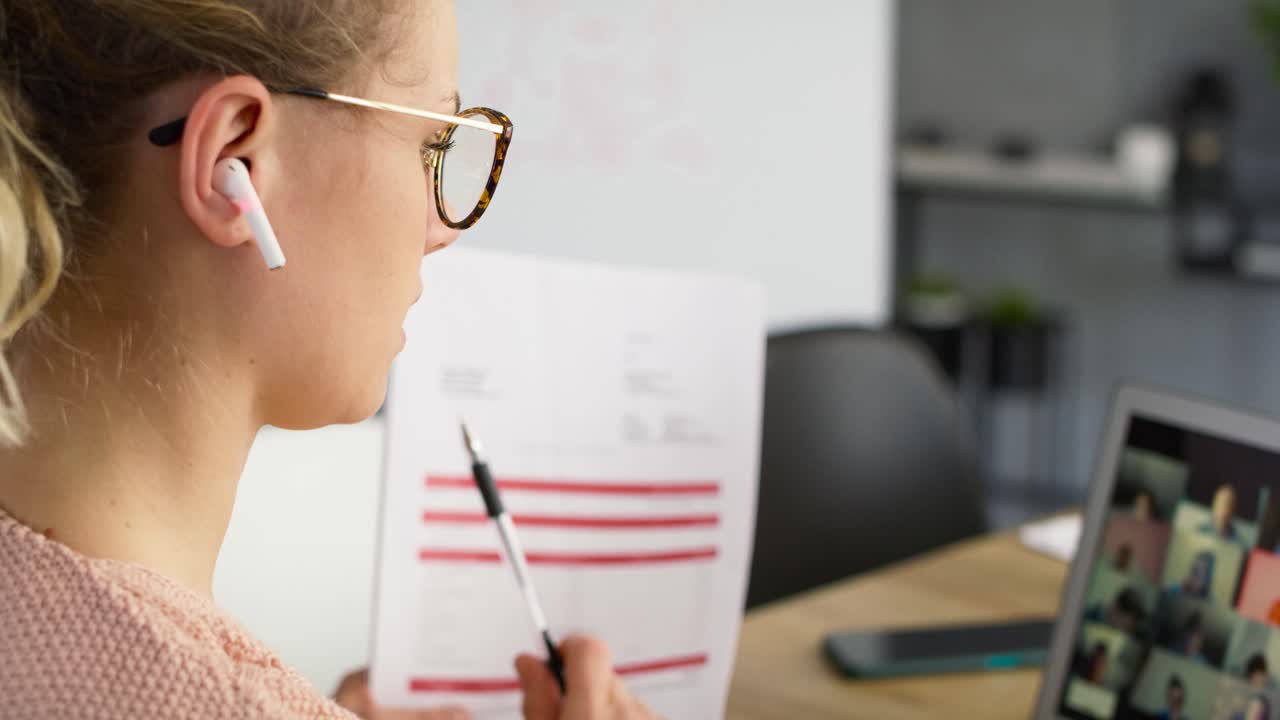 video de mano de una maestra dirigiendo lecciones en línea