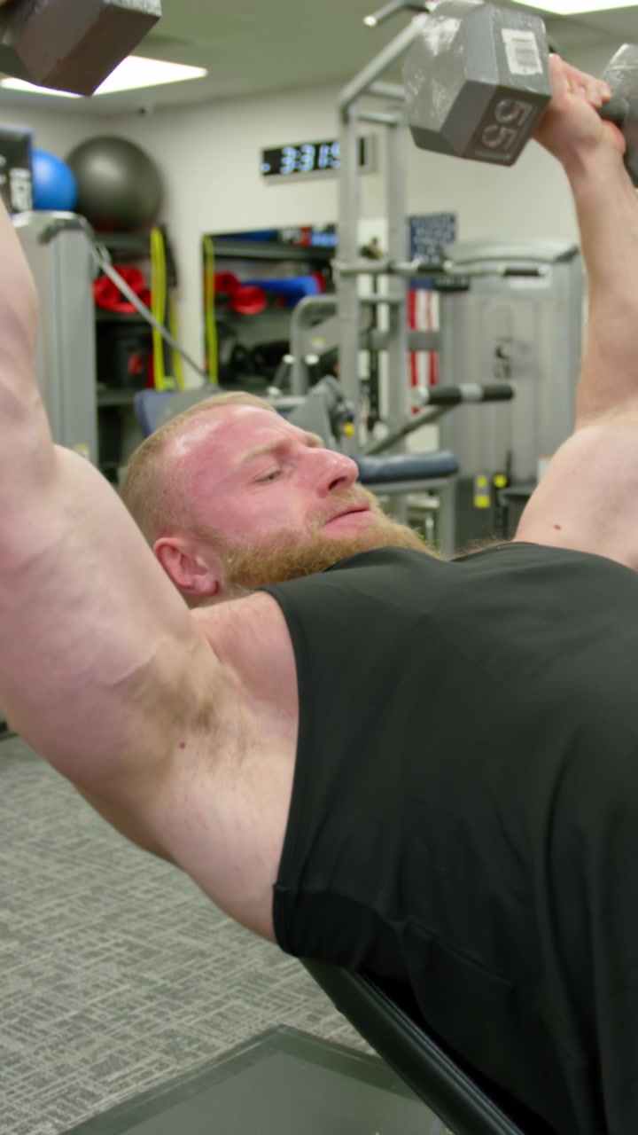 Hombre fuerte haciendo ejercicio en el gimnasio