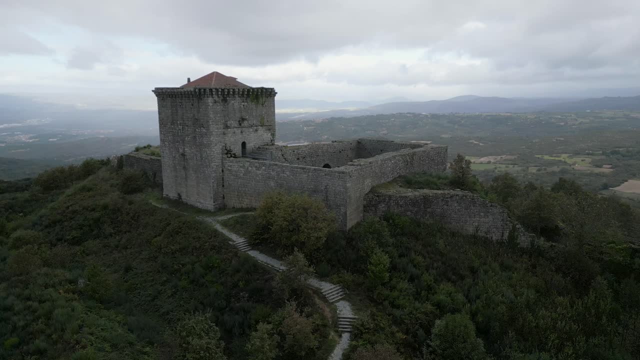 orbita aérea alrededor del castillo de monforte de río libre en chaves, vila real, portugal