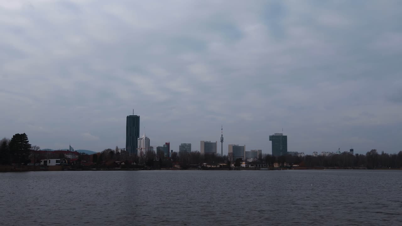 호수 뒤의 대도시