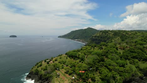hermosa costa de montaña verde en el este de bali en un día soleado, antena