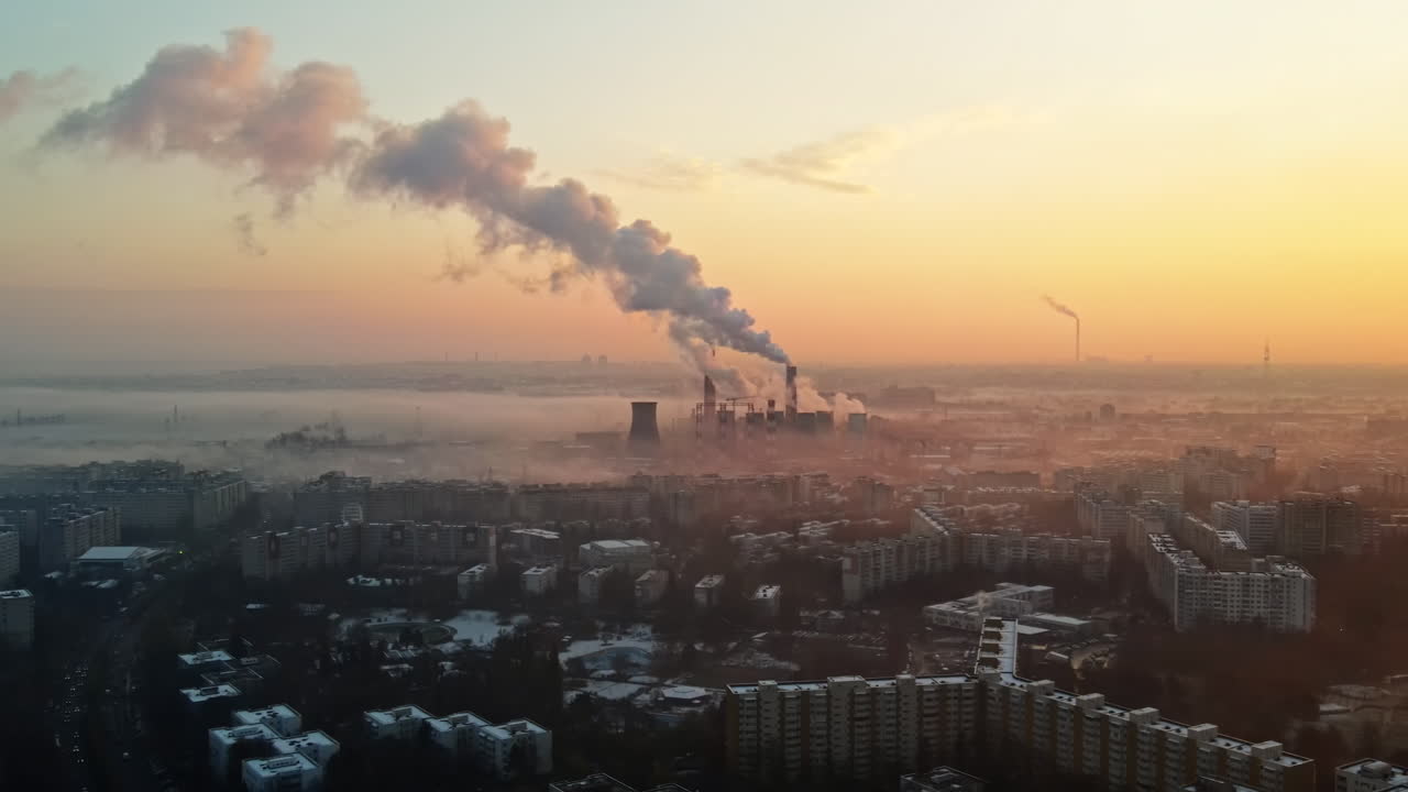 Paisaje urbano de Bucarest desde un avión no tripulado, hileras de edificios residenciales, estación termal con niebla saliendo y otros el suelo, idea de ecología, Rumania