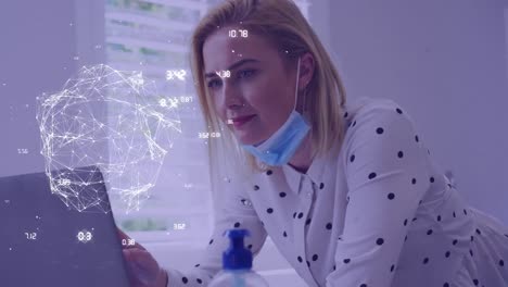 animación del procesamiento de datos sobre una mujer caucásica con máscara facial usando una computadora portátil