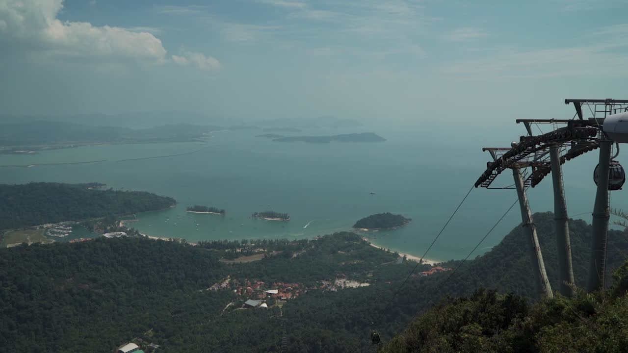 vista superior de la montaña de las islas langkawi en el mar de andamán con un teleférico a la derecha.