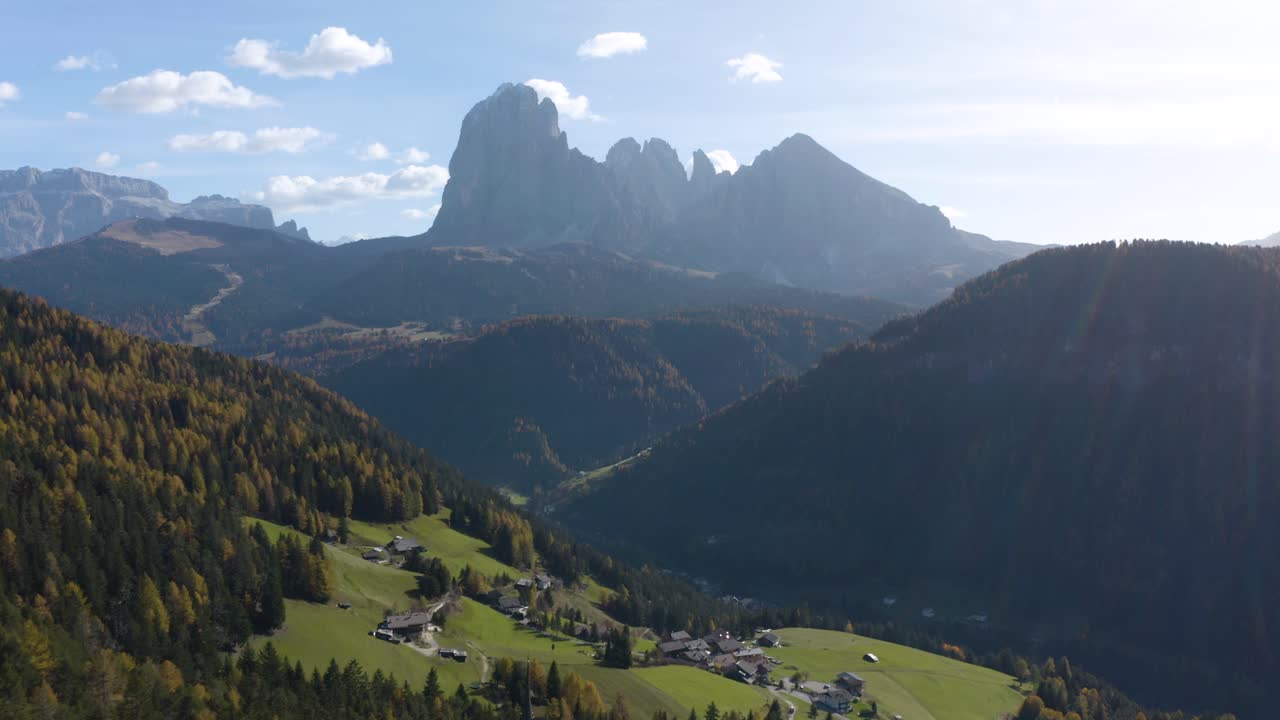 increíble vista aérea de val gardena en dolomitas italianas en un hermoso día de otoño