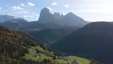 Increíble-Vista-Aérea-De-Val-Gardena-En-Dolomitas-Italianas-En-Un-Hermoso-Día-De-Otoño