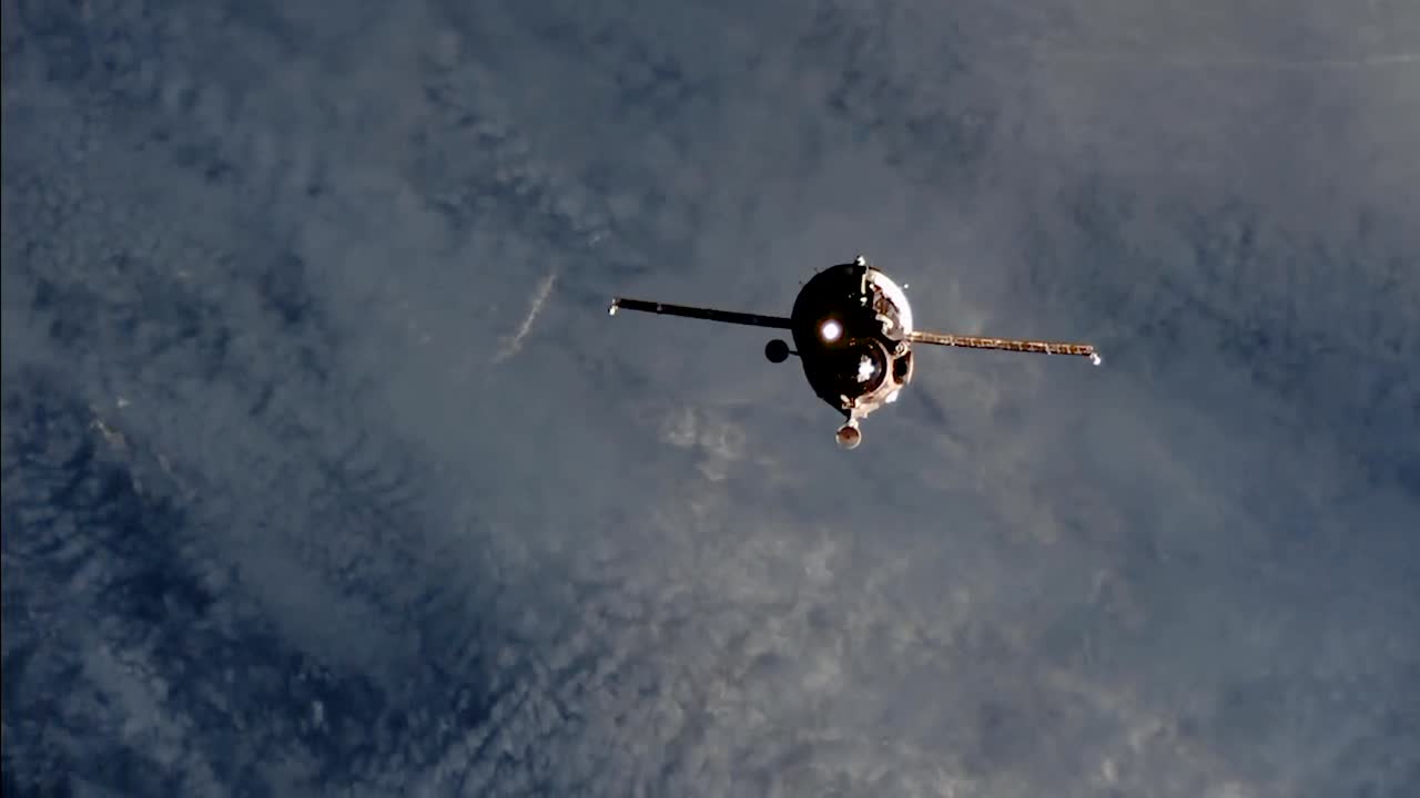 la tripulación de la expedición 5253 se prepara para atracar en la estación espacial 2017