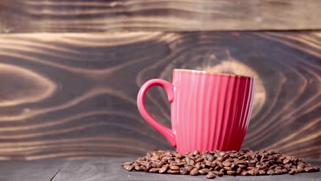 mano de 4k pone una taza en granos de café con fondo de madera - foto de estudio