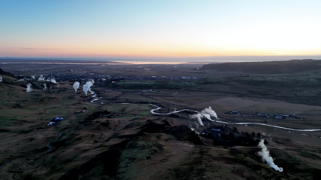 남쪽 아이슬란드의 hveragerdi 마을 근처에서 공중에서 솟아오르는 온천의 하얀 증기