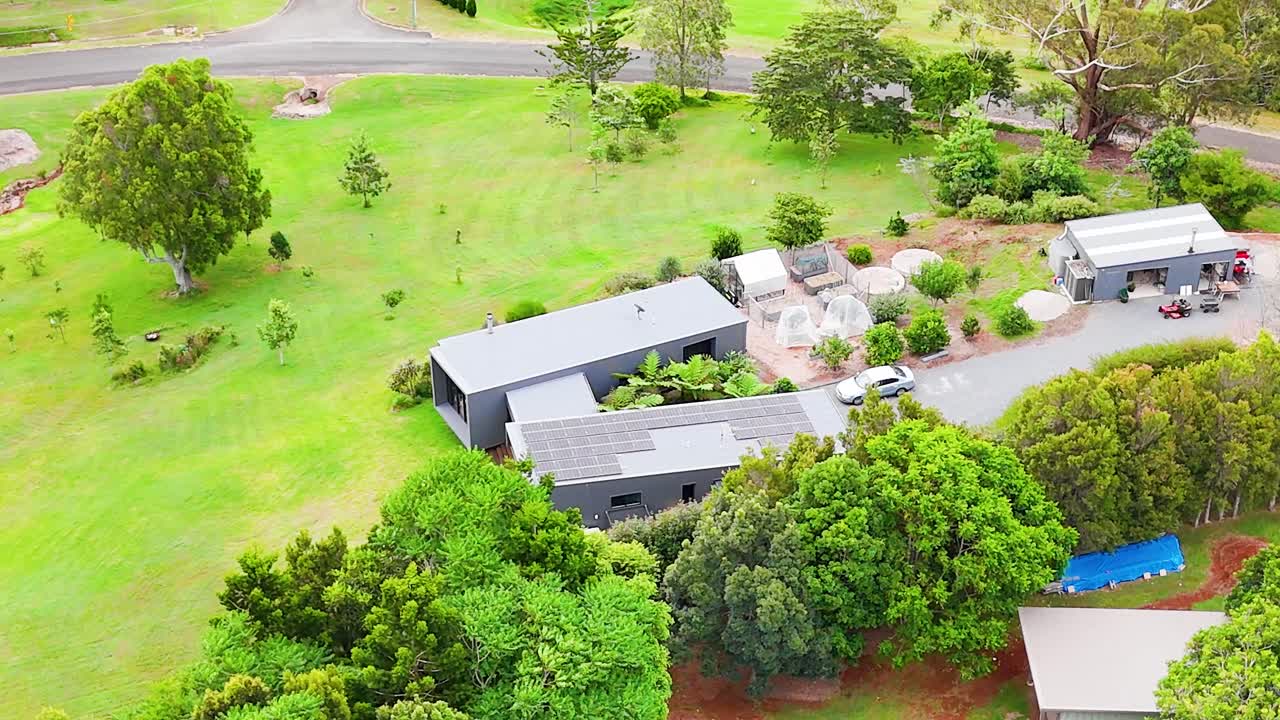 태양 전지 패널과 정원을 가진 현대적인 시골 집