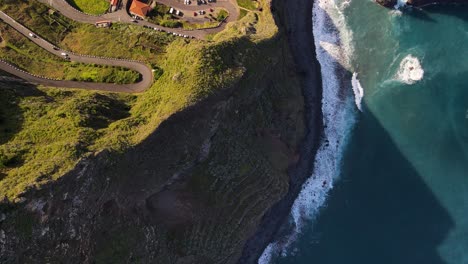 Vista-De-Aves-De-Un-Hermoso-Acantilado-Cerca-Del-Océano-En-Madeira,-Portugal