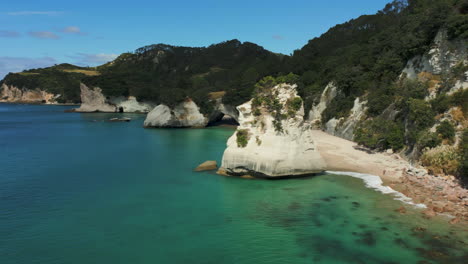 Cathedral-Cove-North-Island,-La-Prístina-Playa-Paradisíaca-De-Nueva-Zelanda---Paralaje-Aéreo