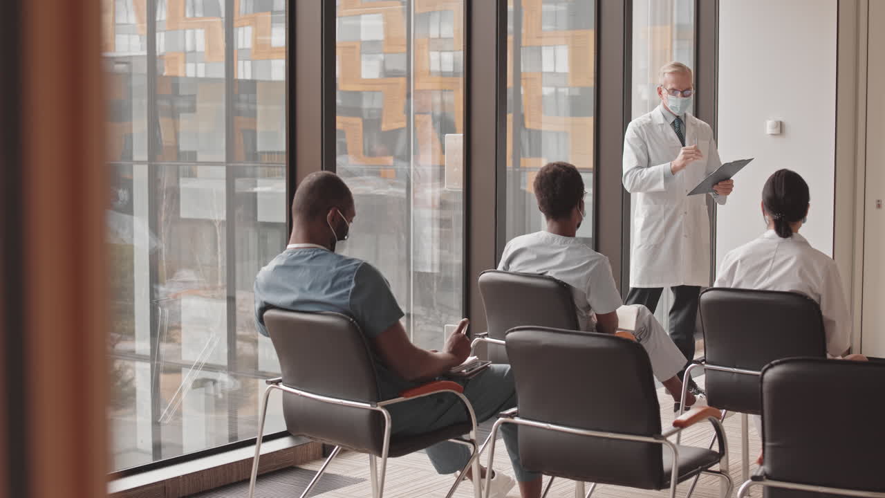 Personale medico che assiste a una presentazione