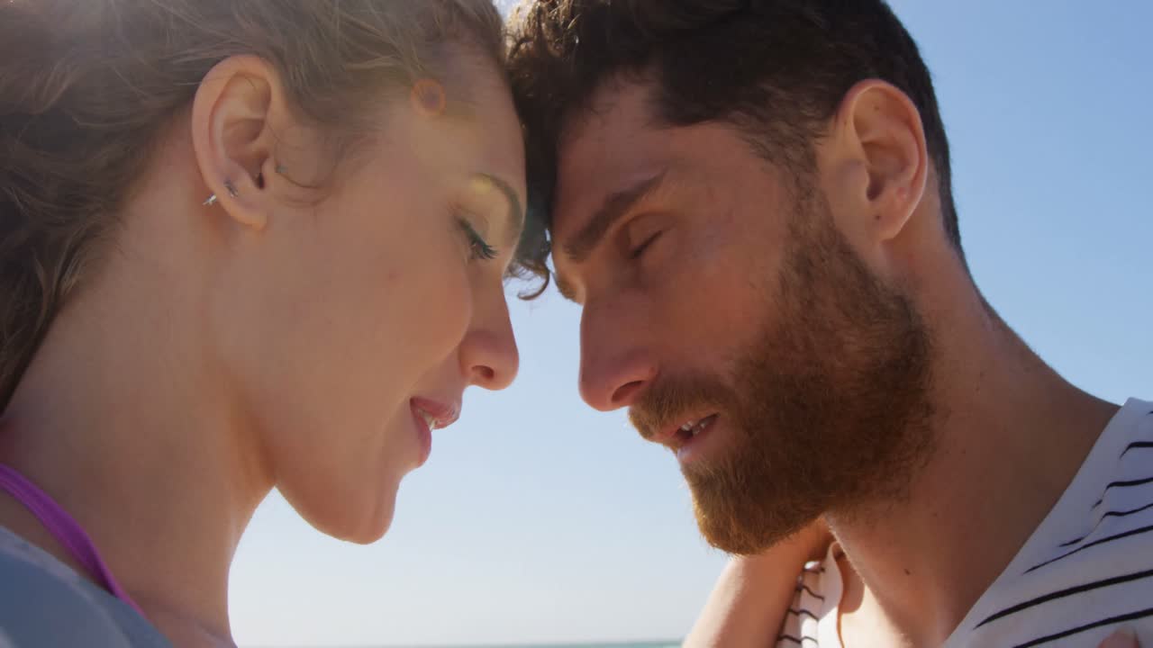 романтическая пара обнимает друг друга на пляже 4k