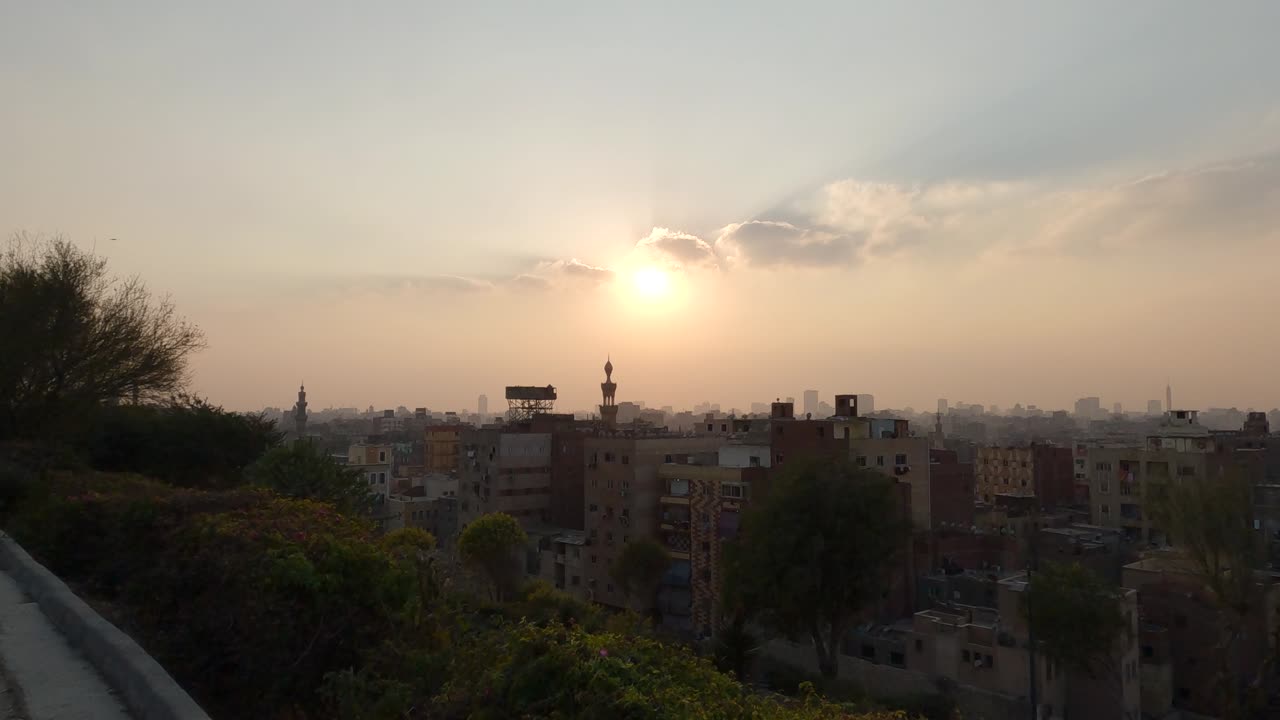 atardecer amarillo dorado sobre el horizonte de el cairo visto desde el parque al-azhar