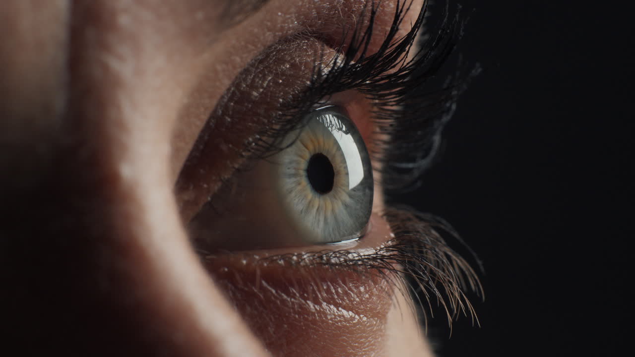 cierra el ojo macro abriendo el ojo azul de una mujer con vista sana concepto de conciencia de la vista