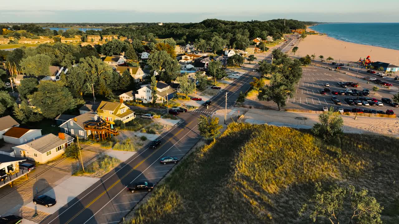 집 들 은 해 가 지는 것 에서 오렌지색 의 색조 를  ⁇ 고 있다