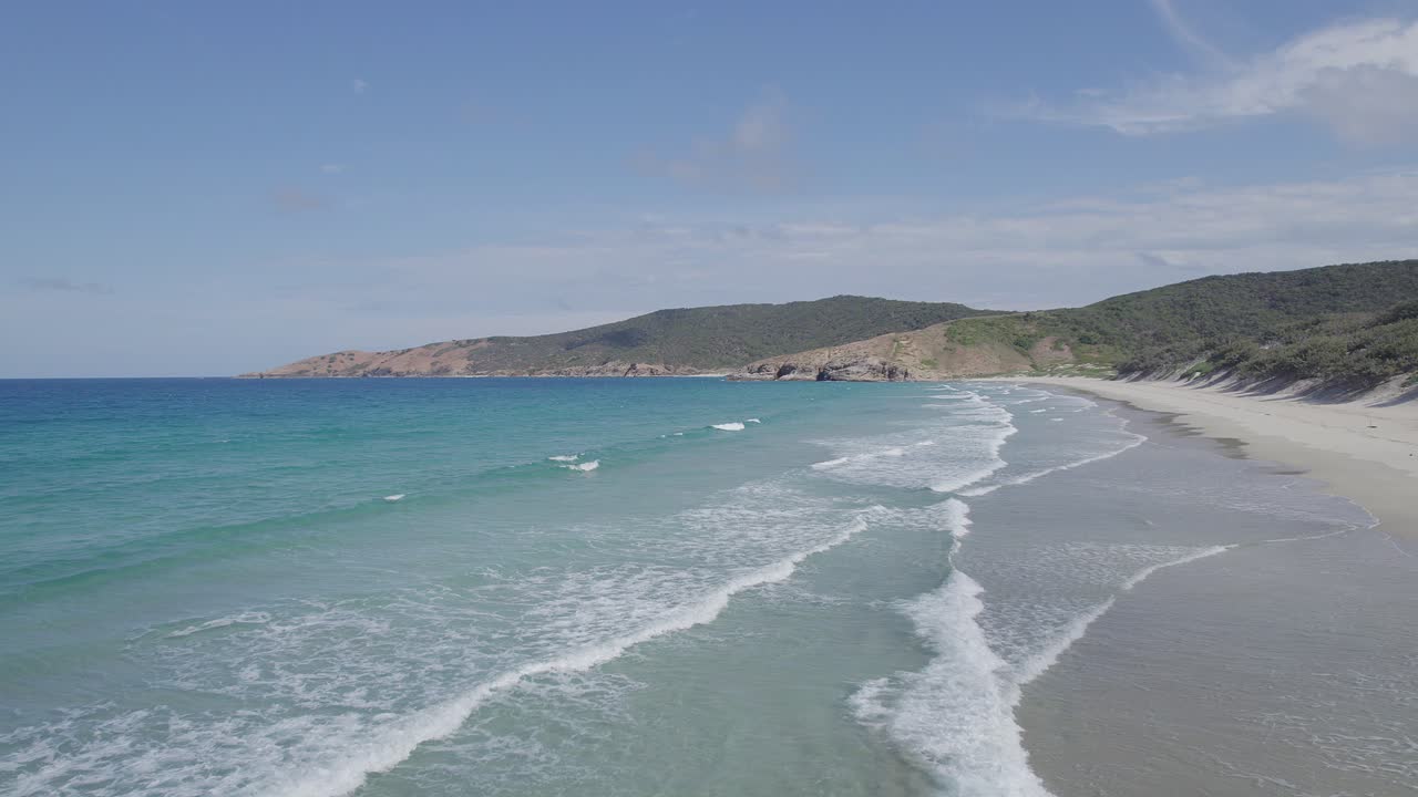 모래사장에 부서지는 거품 파도 - 오스트레일리아 퀸즐랜드 그레이트 케펠 섬의 난파선 해변 - 드론 샷