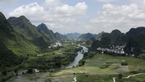 antena: río li que fluye a través del hermoso paisaje de montaña kárstica en china