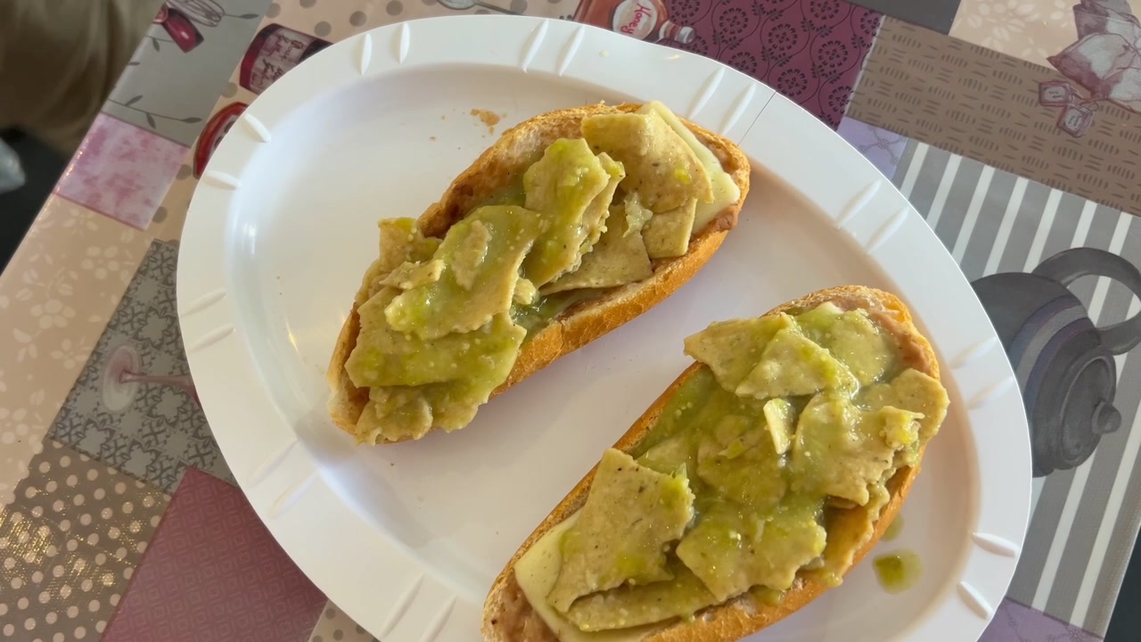 Tacos in preparazione con salsa verde in un vassoio di plastica, vista dall'alto ripresa a mano.