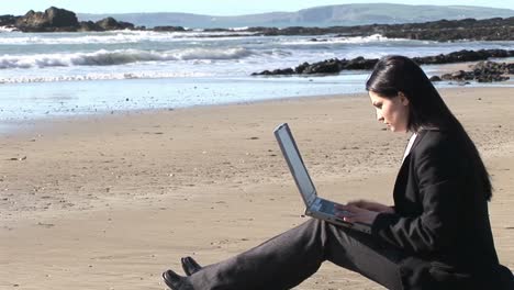 Mujer-De-Negocios-Trabajando-Al-Aire-Libre