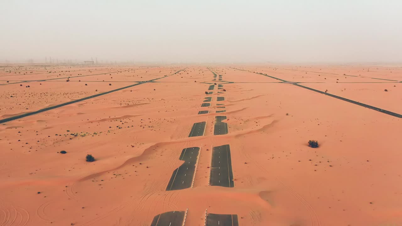 imágenes de drones en 4k, una carretera entre el desierto, la mitad de la carretera del desierto de dubái, el paisaje geológico del alto desierto de dunas en los emiratos árabes unidos, videos de drones