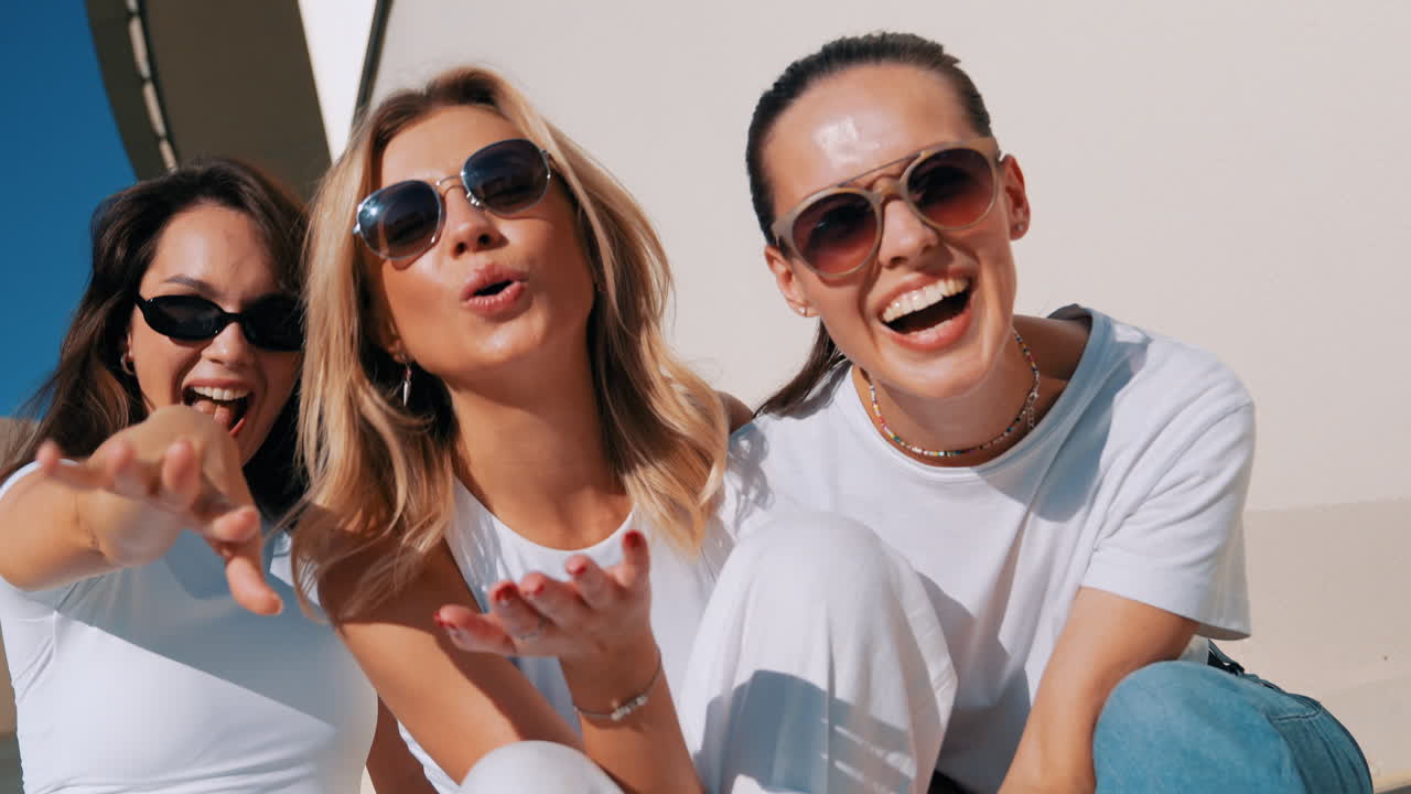 세 명의 친구들이 즐겁게 놀고 있습니다.