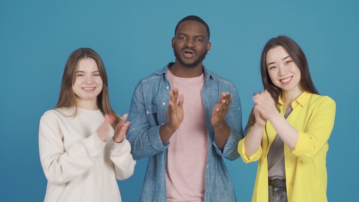 Tre amici di diverse razze applaudono e si congratulano. Concetto di razza ed etnia diverse