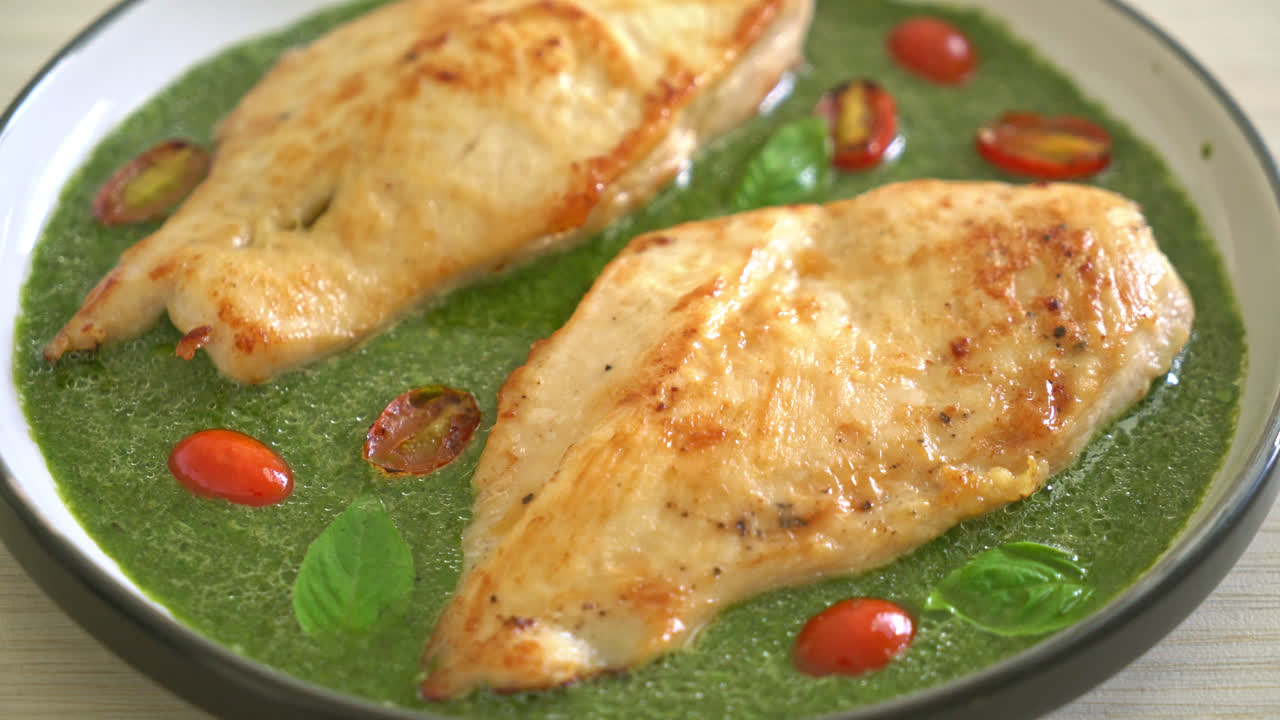Filete de pollo a la plancha con salsa pesto y tomates
