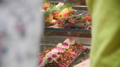 Delicioso-Smørrebrød-En-Exhibición-En-Un-Restaurante-Danés