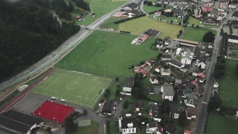 Antena-De-Drones-Sobre-Canchas-De-Fútbol,-Tenis,-Futbal-Y-Baloncesto-En-Un-Pequeño-Pueblo-De-Endelberg-Rodeado-De-Pastizales