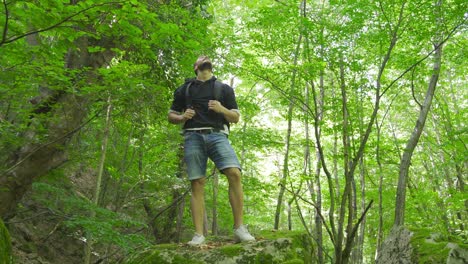el hombre libre está en un viaje por la jungla.